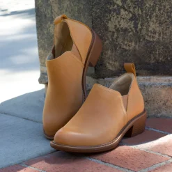 Merle Cognac Burnish Boot