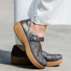 Opheliah Stone Breeze Shoe